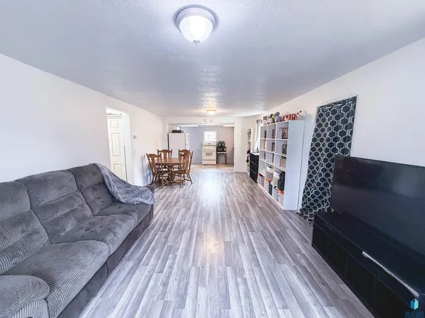 714 NW 3rd St, Madison, SD 57042