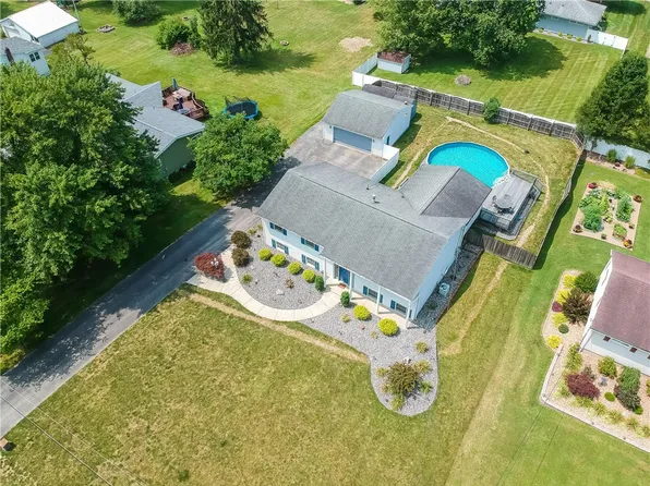 3017 Pinehurst Dr, New Castle, PA 16105