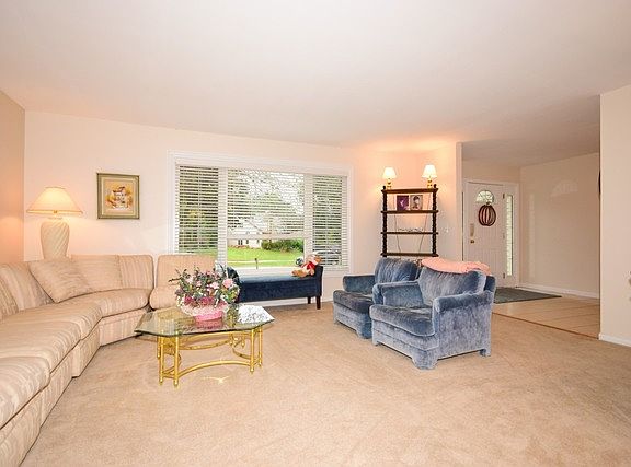 3rd image of 152 Greenway Dr