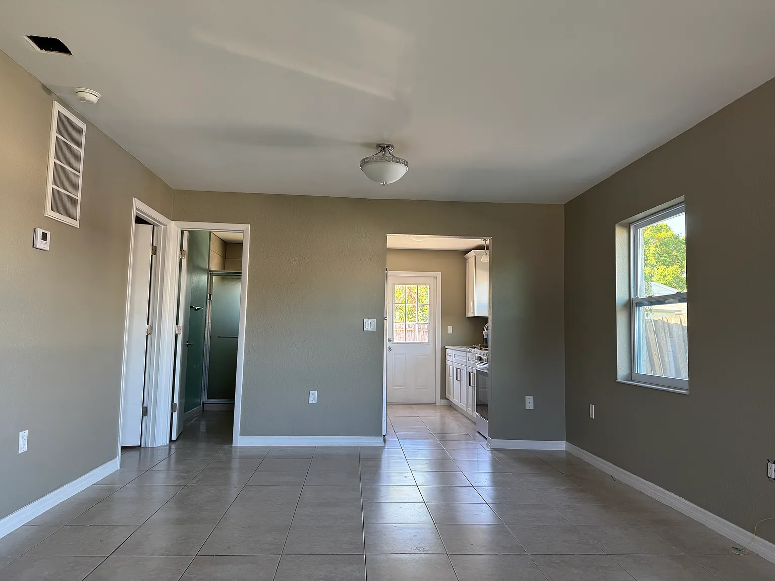 2 bed, 910 sqft, $1,600 — Photo 2