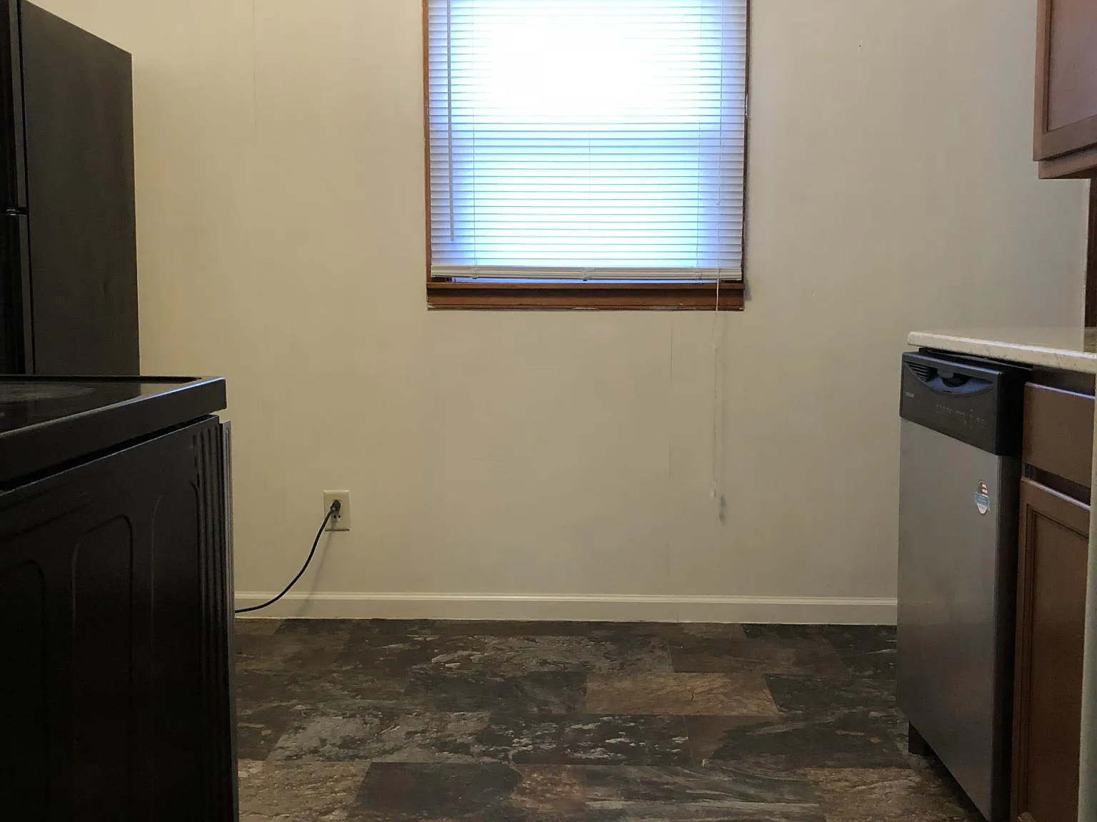 2 bed, 1000 sqft, $1,300 — Photo 2