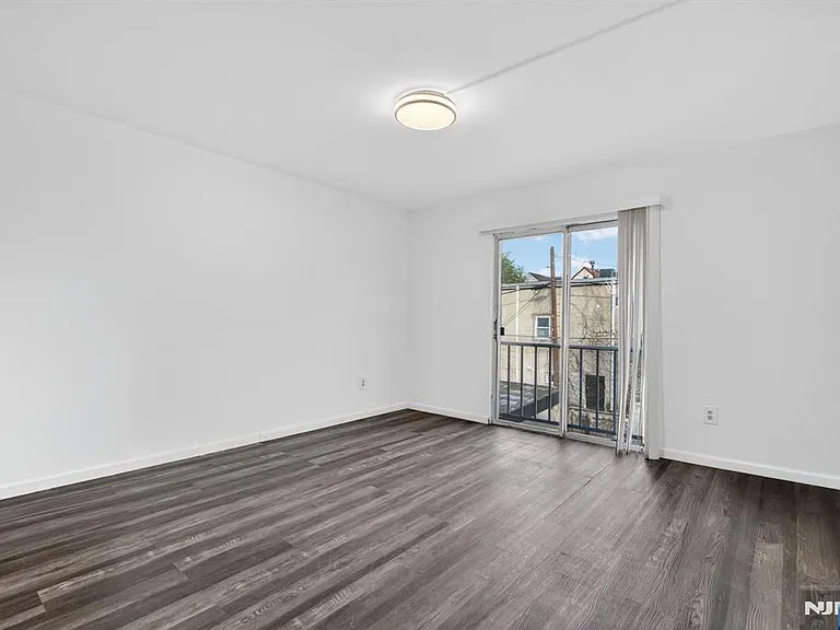 485 Broadway — Photo 9