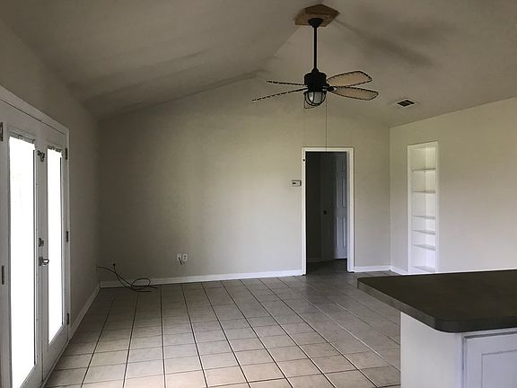 4th image of 204 N Hickory St