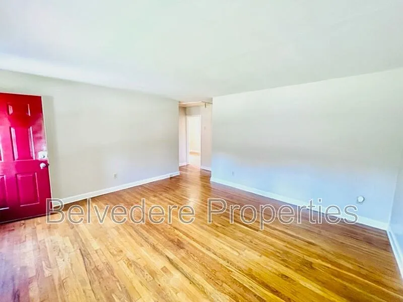 2 bed, 1.0 bath, 700 sqft, $1,200 — Photo 2