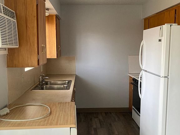 2nd image of 124 Amber St APT 4