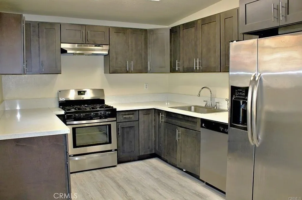 3 bed, 1100 sqft, $4,950 — Photo 2