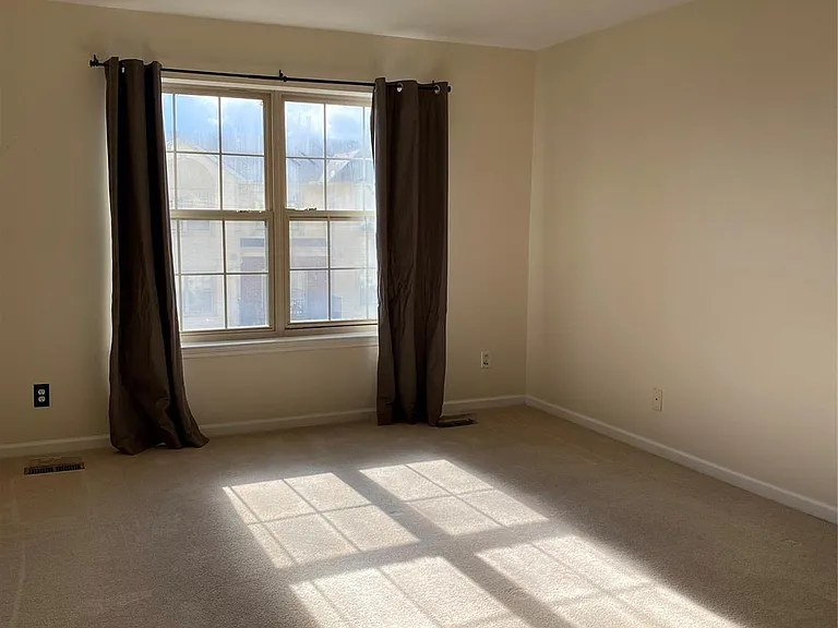 1394 Ashford Ct — Photo 9