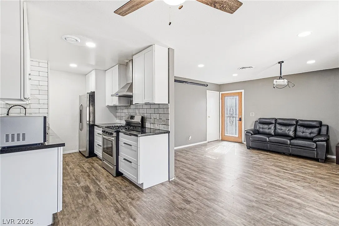 3 bed, 2.0 bath, 1012 sqft, $2,000 — Photo 1