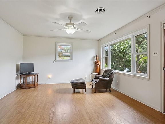 3rd image of 2331 Somerset Dr