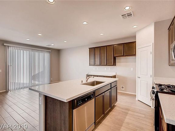 Kitchen With Pantry (R Corner)