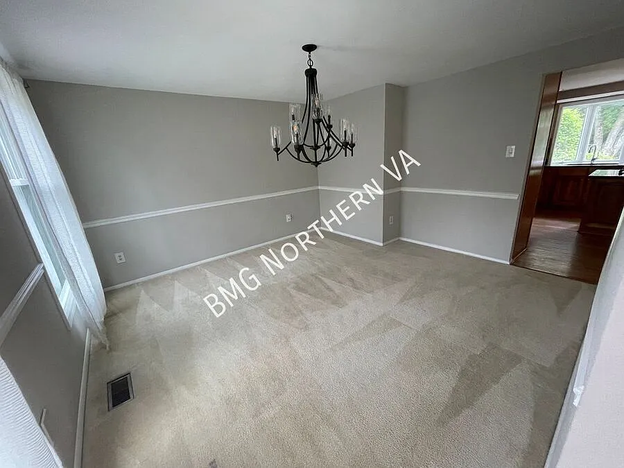 Majestic 5 Bed 2.5 Bath Brick Home With A Spacious Deck and Large Land In Desired Sunnybrook — Photo 4