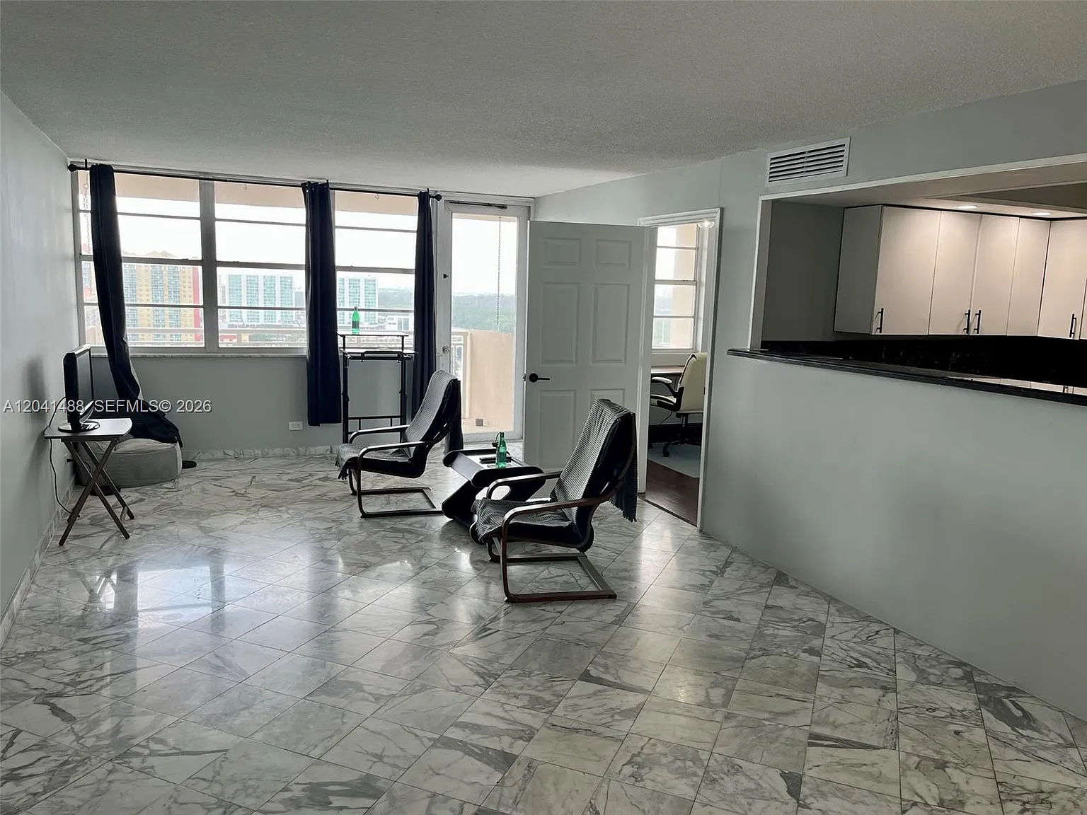 Winston Towers 100 Condo — Photo 4