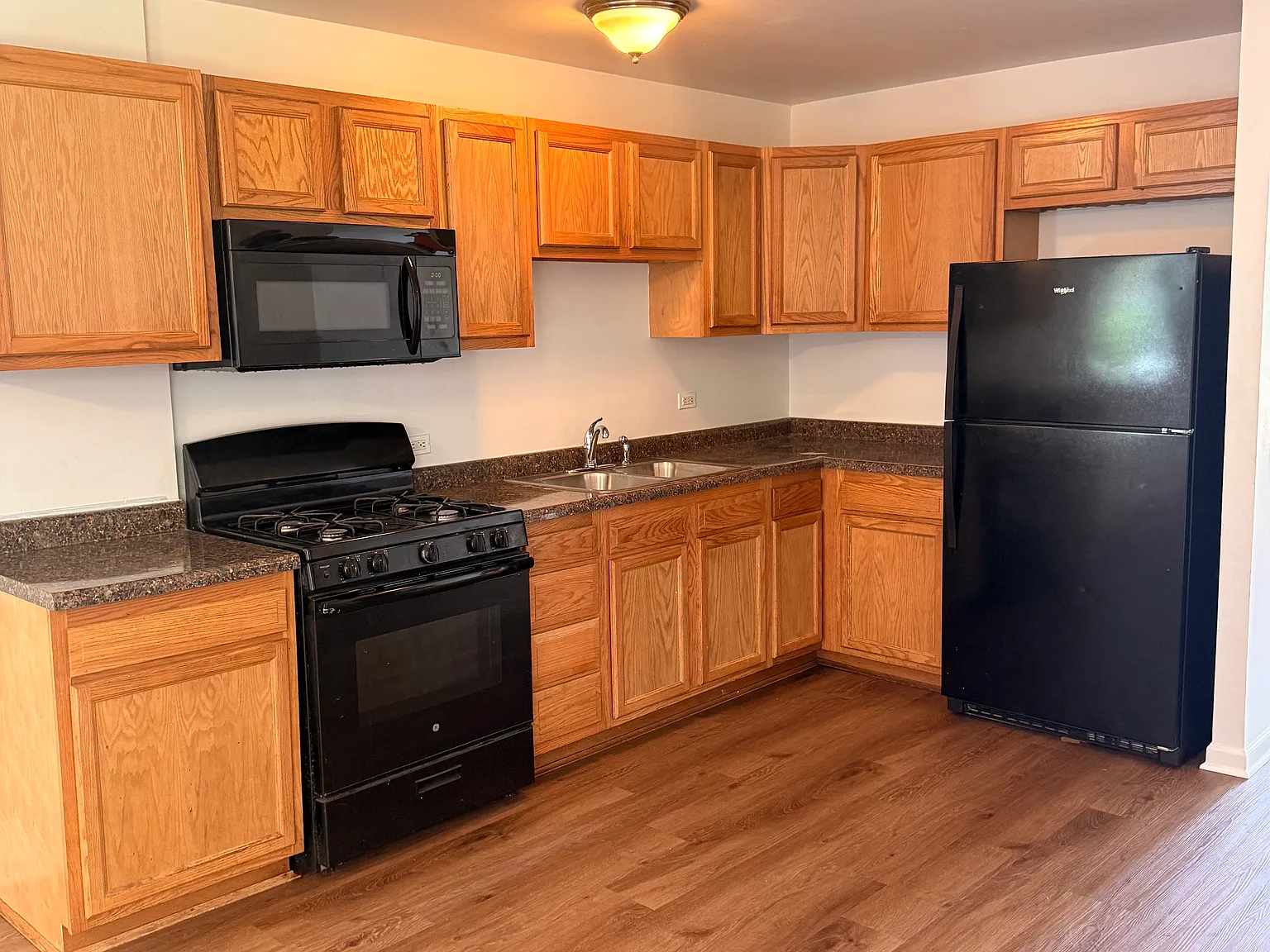 3 bed, 926 sqft, $2,700 — Photo 2