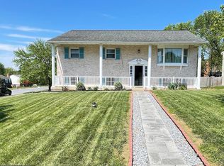 2209 Bob White Ln, Lancaster, PA 17601