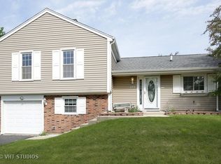 279 Lincoln Dr, Bartlett, IL