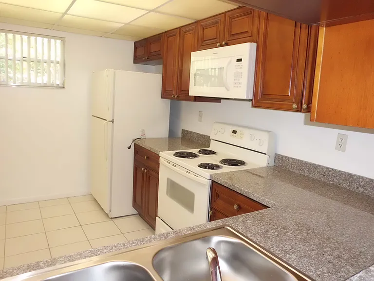 Sherwood Square Apartments — Photo 16