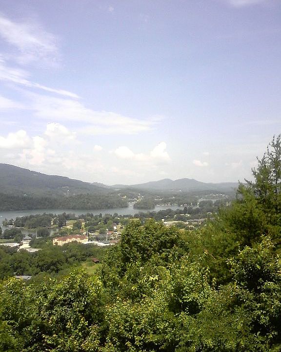 1st image of 422 Mountain Dr N