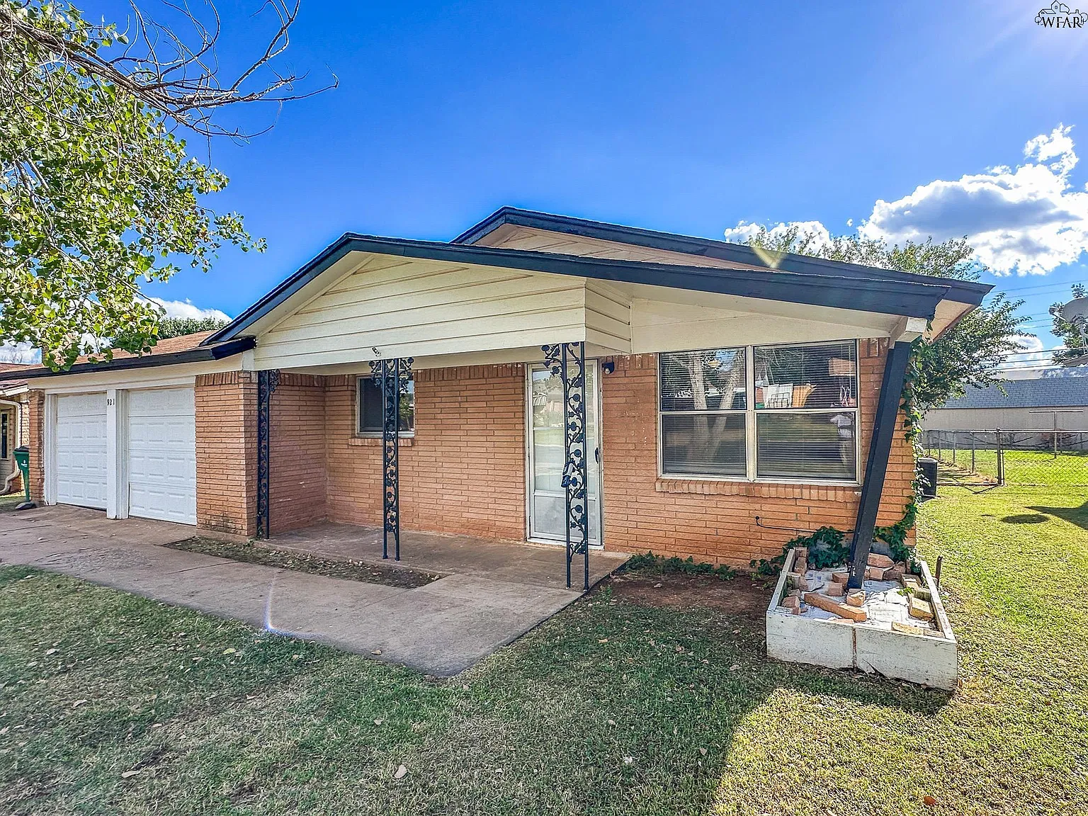 3 bed, 1.5 bath, 975 sqft, $1,200 — Photo 3