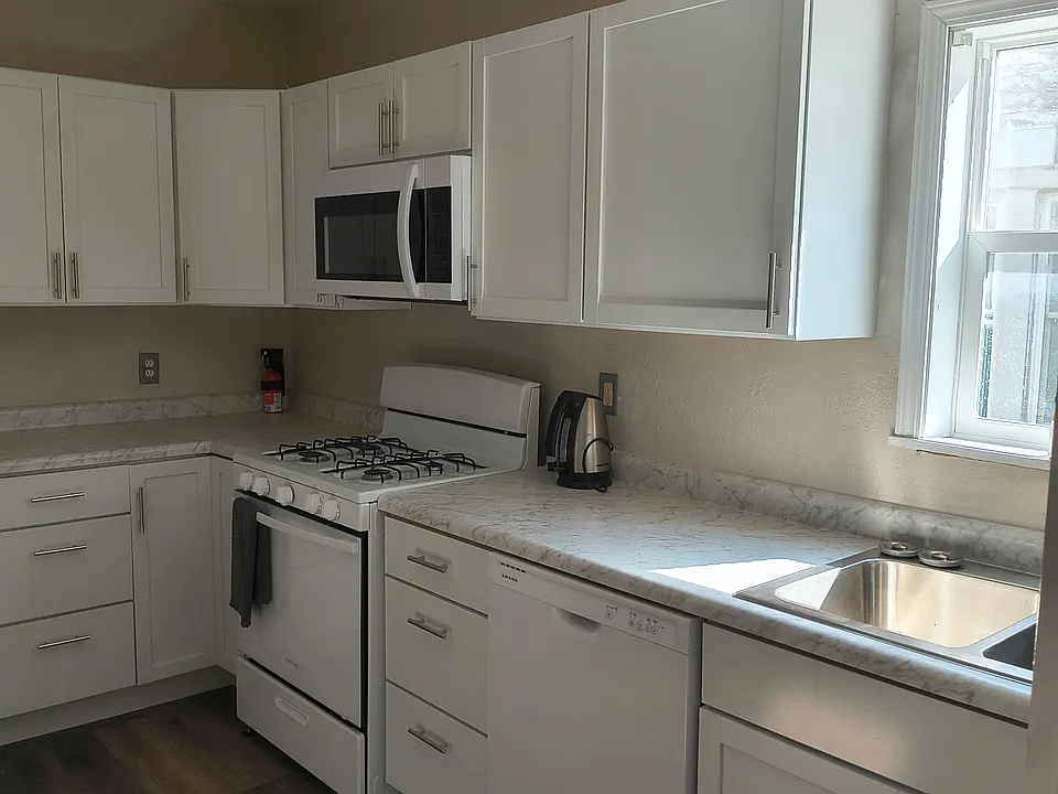 UPDATED 08/30/26 Gas Stove, Microwave, new kitchen cabinets and granite countertops