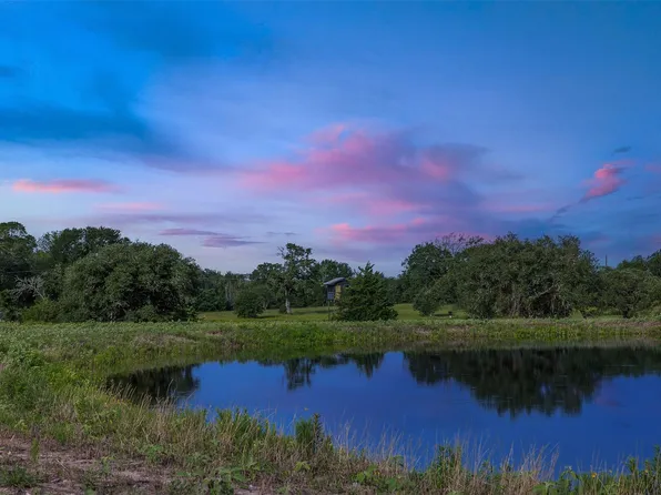 2839 Schoenst Rd, Carmine, TX 78932