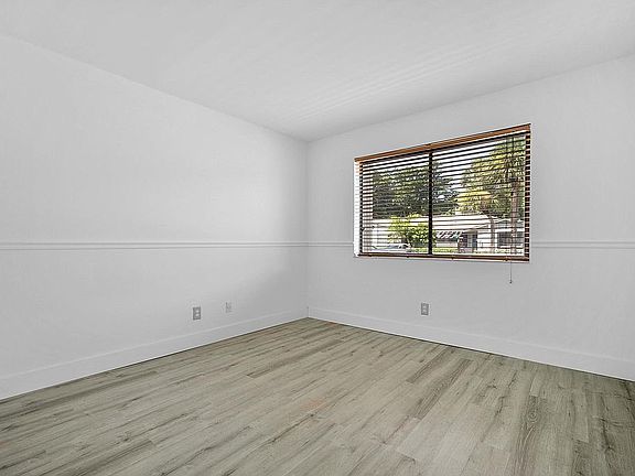 4th image of 455 Lakeview Dr APT 2