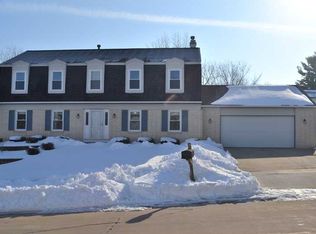6924 Surrey Dr NE, Cedar Rapids, IA 52402
