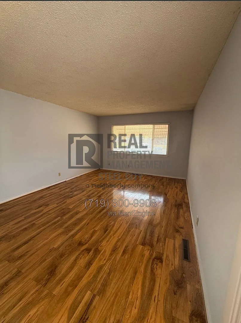 3 bed, 1.0 bath, 1008 sqft, $1,800 — Photo 3