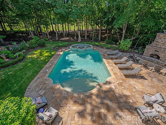 3rd image of 417 Latimer Ln