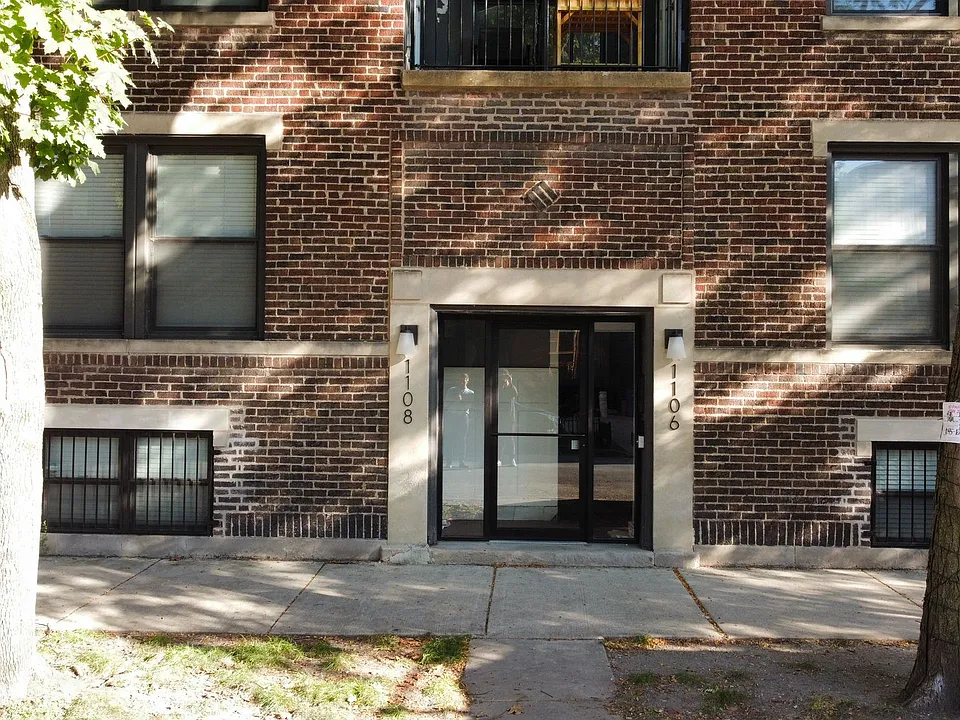 1106 W Newport