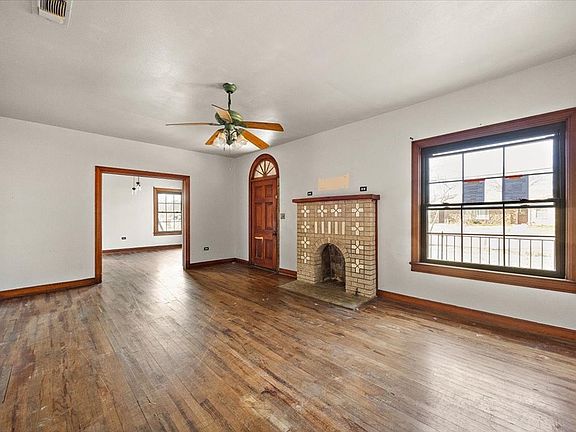 4th image of 307 Austin St