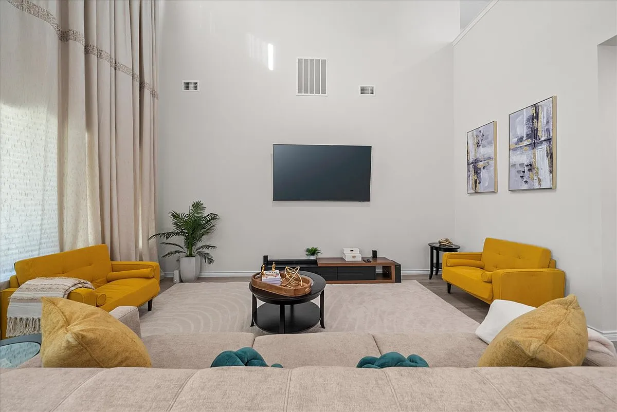 4 bed, $3,800 — Photo 1
