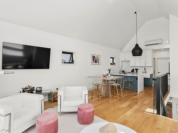 3rd image of 81 Rochelle Street