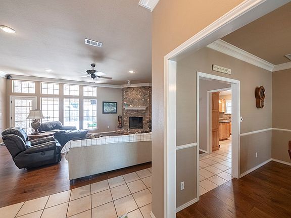 5th image of 3302 Greenbriar Dr