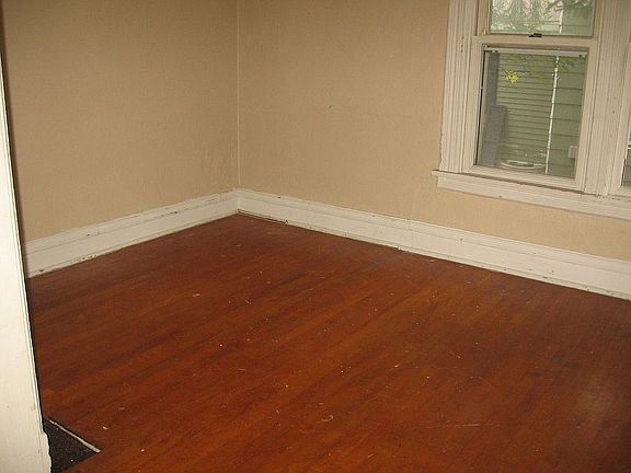 1st floor bedroom w/hardwood