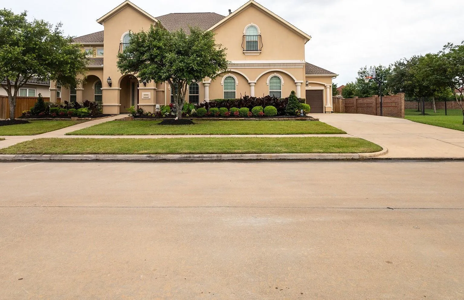 5 bed, 5.5 bath, 4916 sqft, $9,500 — Photo 1