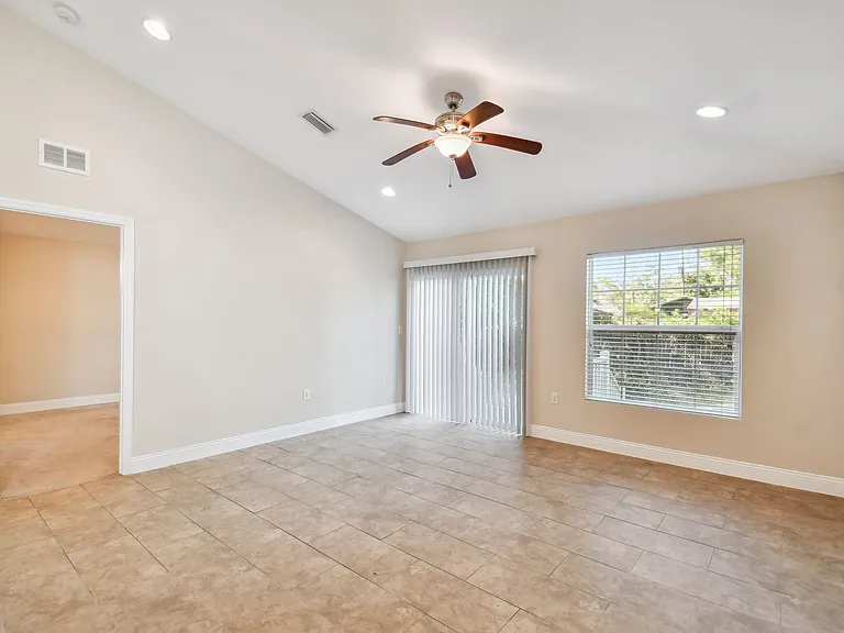 2321 W Beach St — Photo 16