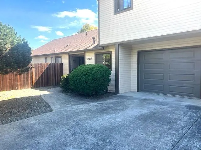 2217 clay is tucked away behind a property located at 2215.
2 bed 1 bath, 1 car garage, water and gardener paid by landlord.
