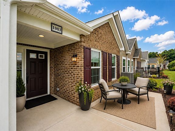 2nd image of 1083 Forest Oaks Dr