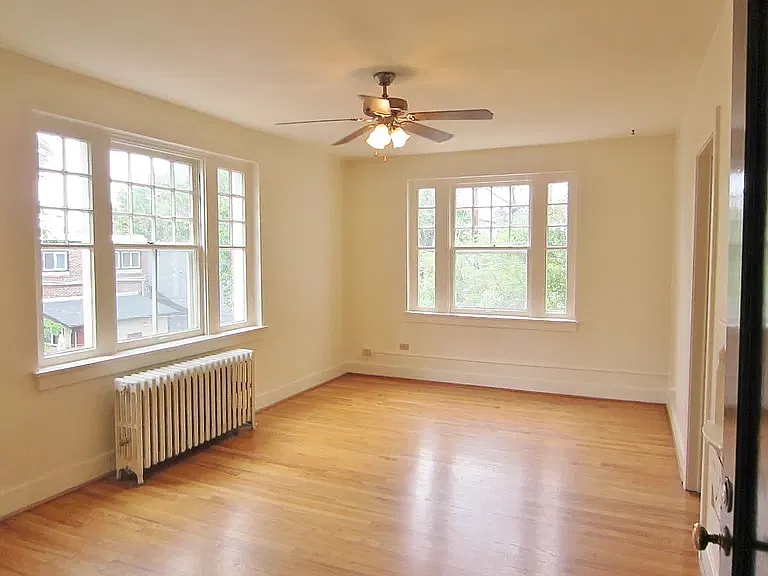 Large Studio Apartment with Vintage Charm and Tons of Closet Space — Photo 2