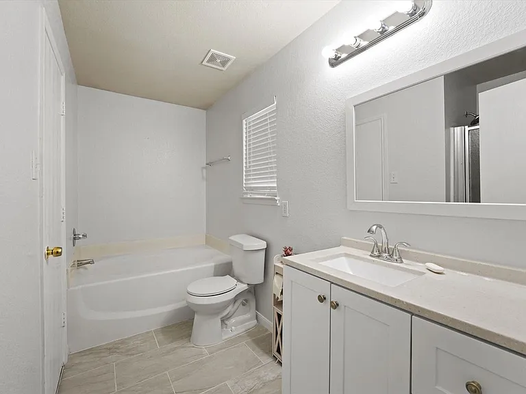 4702 Grovetree Ln — Photo 3