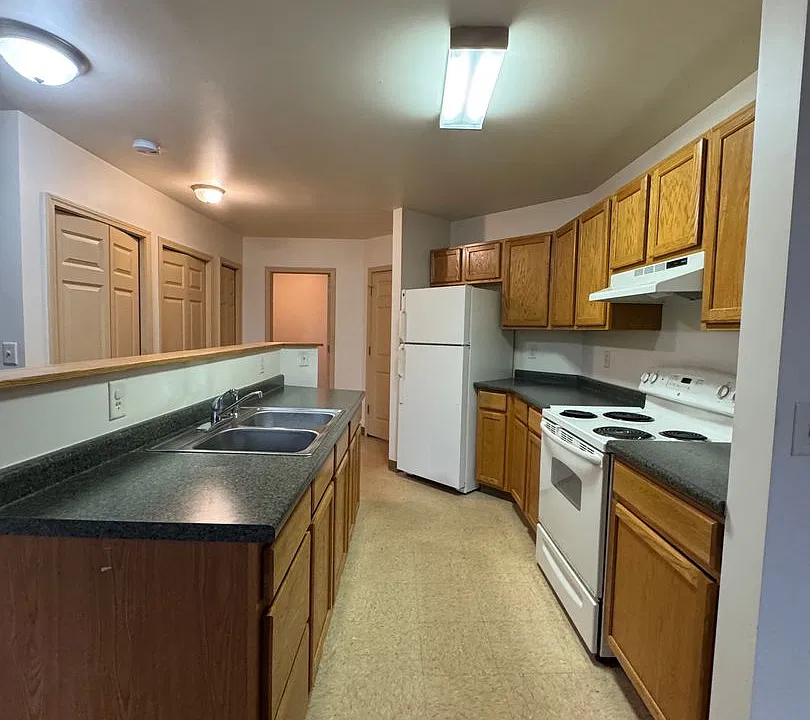 87 E Main St