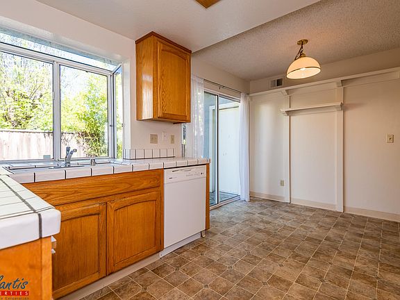 5th image of 1595 Clampett Way