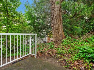 Huge 2 bedroom units on Queen Anne across from SPU, Seattle Pacific University with Parking and I..., Seattle, WA 98119