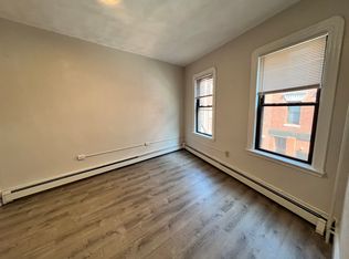 27 Charter St APT 3, Boston, MA 02113