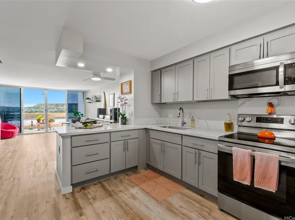 500 University Ave APT 928, Honolulu, HI 96826