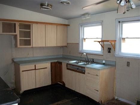 3rd image of 9054 S Oglesby Ave
