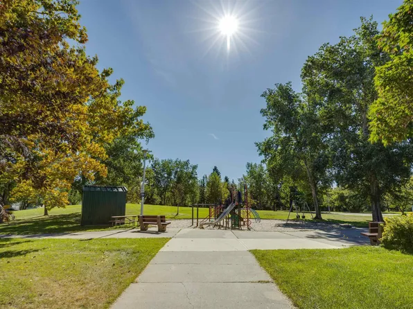 10916 151st St NW, Edmonton, AB T5P 1W1