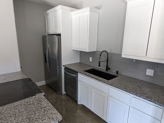 3rd image of 1215 Oak Dr #103