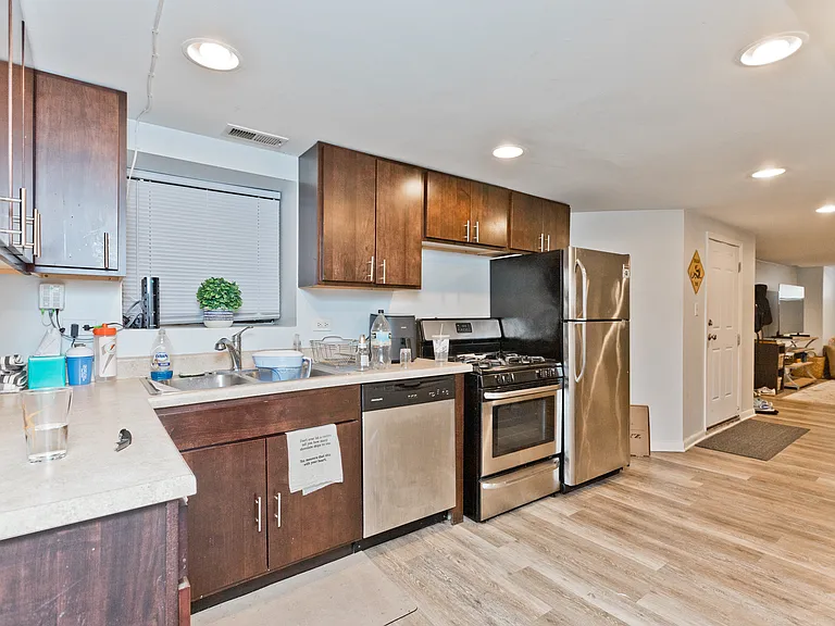 900 W Newport Ave #G — Photo 6