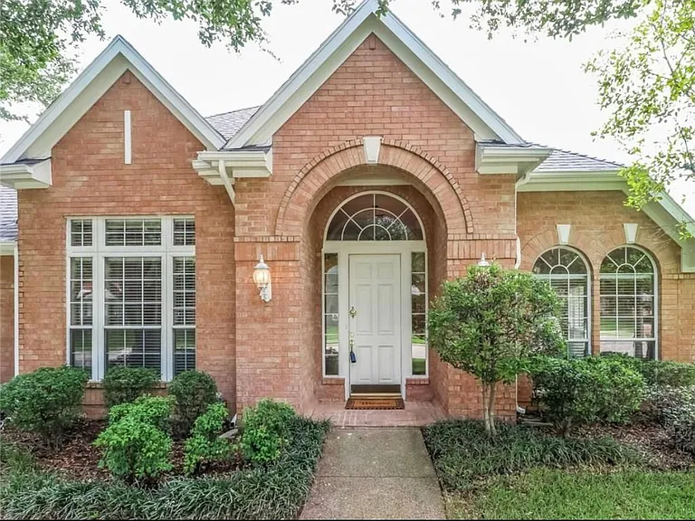4645 Wales Dr — Photo 2